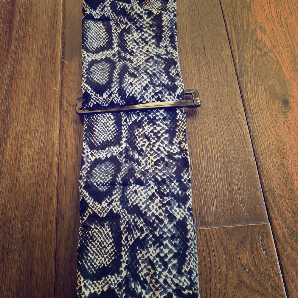 New w/tags Simply Vera Python Print leggings large